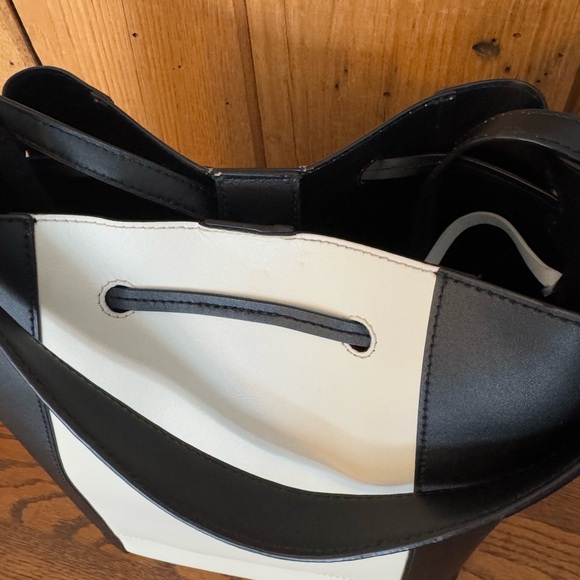 Authentic LAUREN RALPH LAUREN Black/White Leather Debby Bucket Handbag - Picture 7 of 16